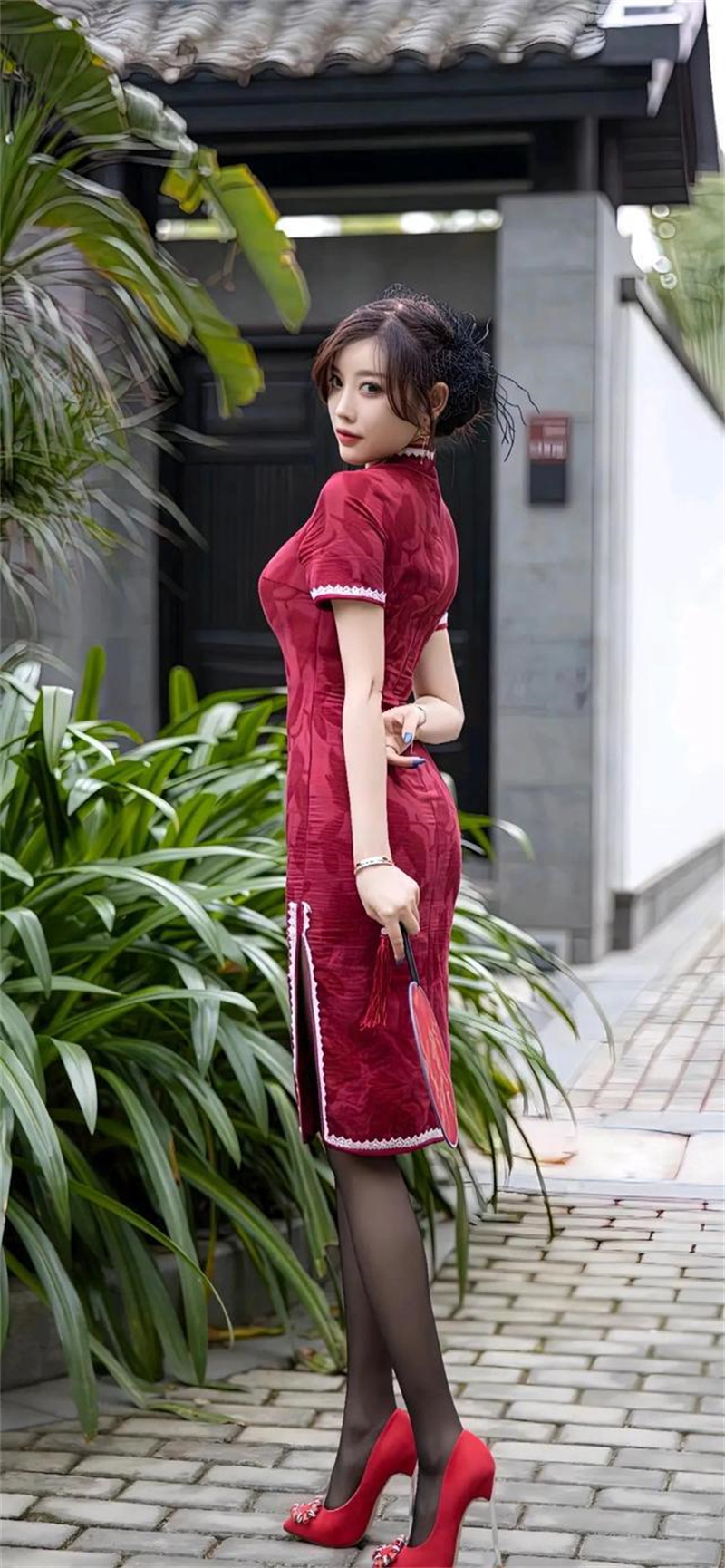 杨晨晨摄影套图分享,一个完美的旗袍美女。